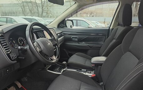 Mitsubishi Outlander III рестайлинг 3, 2019 год, 2 690 000 рублей, 16 фотография