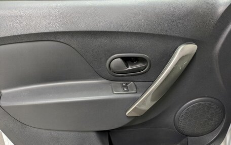 Renault Logan II, 2017 год, 790 000 рублей, 11 фотография