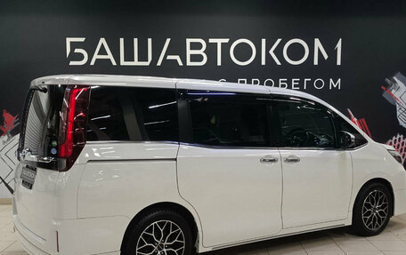 Toyota Esquire I, 2015 год, 2 050 000 рублей, 4 фотография