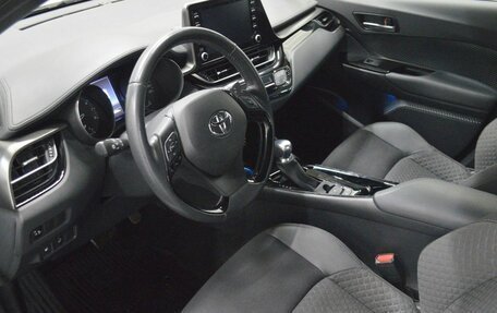 Toyota C-HR I рестайлинг, 2022 год, 2 890 000 рублей, 10 фотография