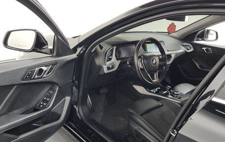 BMW 1 серия, 2021 год, 1 800 000 рублей, 7 фотография