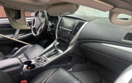 Mitsubishi Pajero Sport III рестайлинг, 2018 год, 1 250 000 рублей, 7 фотография