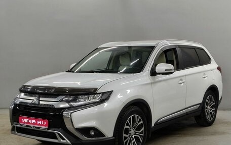 Mitsubishi Outlander III рестайлинг 3, 2018 год, 1 980 000 рублей, 1 фотография