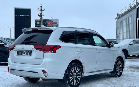 Mitsubishi Outlander III рестайлинг 3, 2022 год, 2 690 000 рублей, 5 фотография