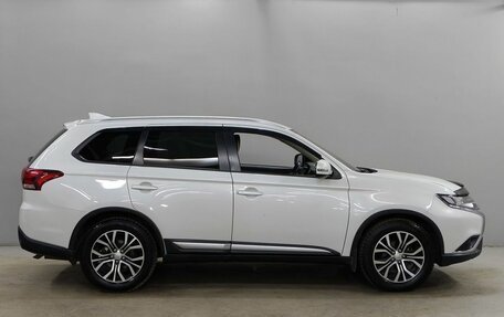 Mitsubishi Outlander III рестайлинг 3, 2018 год, 1 980 000 рублей, 4 фотография