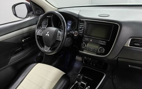 Mitsubishi Outlander III рестайлинг 3, 2018 год, 1 980 000 рублей, 10 фотография