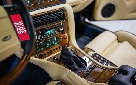 Aston Martin V8 Vantage III, 1998 год, 33 000 000 рублей, 12 фотография