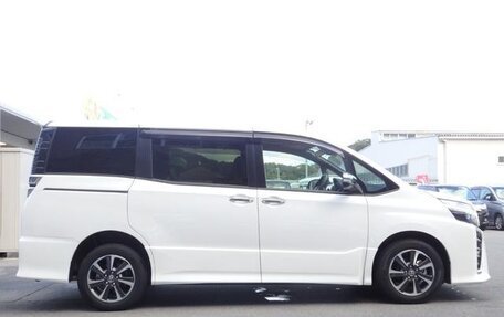 Toyota Voxy III, 2021 год, 2 460 005 рублей, 7 фотография