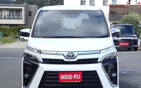 Toyota Voxy III, 2021 год, 2 460 005 рублей, 2 фотография