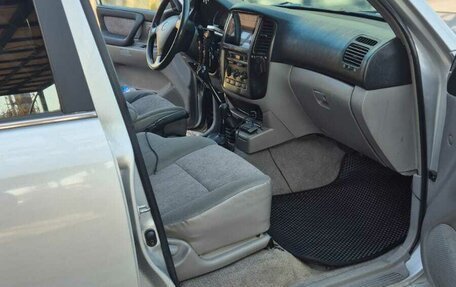 Toyota Land Cruiser 100 рестайлинг 2, 2005 год, 3 850 000 рублей, 10 фотография