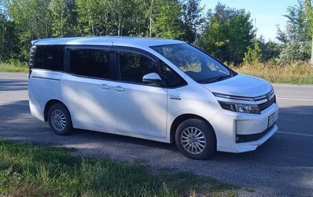 Toyota Voxy III, 2015 год, 1 650 000 рублей, 2 фотография