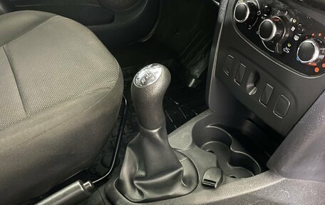 Renault Logan II, 2017 год, 784 000 рублей, 17 фотография