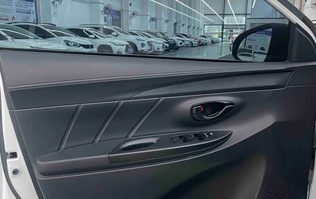 Toyota Yaris XP150 рестайлинг, 2021 год, 1 300 000 рублей, 15 фотография