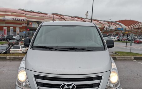 Hyundai H-1 II рестайлинг, 2015 год, 2 350 000 рублей, 15 фотография