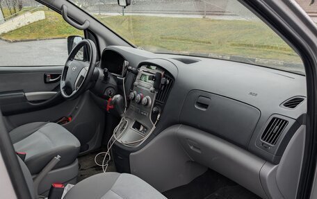 Hyundai H-1 II рестайлинг, 2015 год, 2 350 000 рублей, 33 фотография