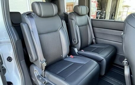 Honda Stepwgn, 2023 год, 2 401 000 рублей, 15 фотография