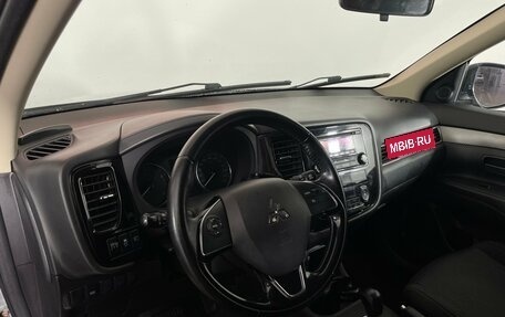Mitsubishi Outlander III рестайлинг 3, 2016 год, 1 699 000 рублей, 10 фотография