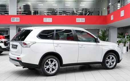 Mitsubishi Outlander III рестайлинг 3, 2014 год, 1 350 000 рублей, 2 фотография