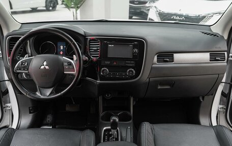Mitsubishi Outlander III рестайлинг 3, 2014 год, 1 350 000 рублей, 10 фотография