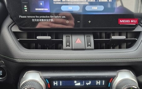 Toyota RAV4, 2025 год, 4 050 000 рублей, 13 фотография