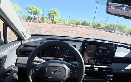 Toyota RAV4, 2025 год, 4 870 000 рублей, 11 фотография