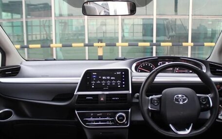 Toyota Sienta II, 2021 год, 1 540 000 рублей, 9 фотография