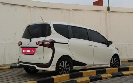 Toyota Sienta II, 2021 год, 1 540 000 рублей, 8 фотография