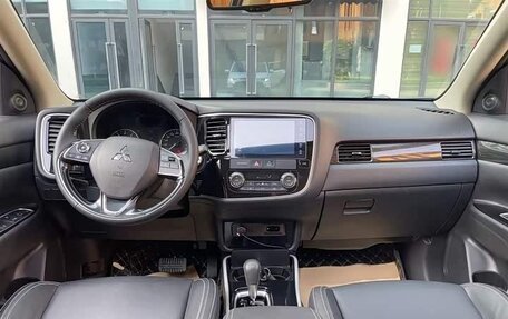 Mitsubishi Outlander III рестайлинг 3, 2021 год, 2 298 000 рублей, 6 фотография