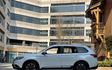 Mitsubishi Outlander III рестайлинг 3, 2021 год, 2 298 000 рублей, 13 фотография