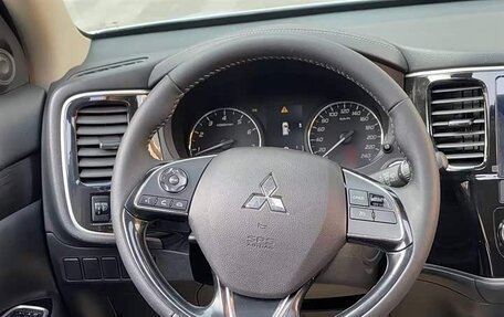 Mitsubishi Outlander III рестайлинг 3, 2021 год, 2 298 000 рублей, 8 фотография