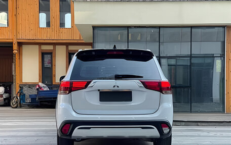 Mitsubishi Outlander III рестайлинг 3, 2021 год, 2 298 000 рублей, 14 фотография