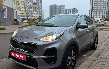 KIA Sportage IV рестайлинг, 2020 год, 2 400 000 рублей, 1 фотография