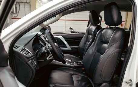 Mitsubishi Pajero Sport III рестайлинг, 2018 год, 2 595 000 рублей, 11 фотография