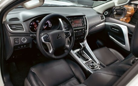 Mitsubishi Pajero Sport III рестайлинг, 2018 год, 2 595 000 рублей, 13 фотография
