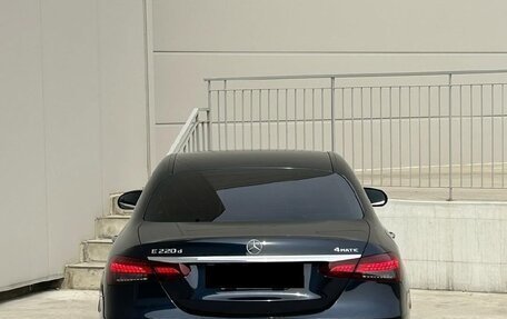 Mercedes-Benz E-Класс, 2022 год, 5 490 000 рублей, 4 фотография