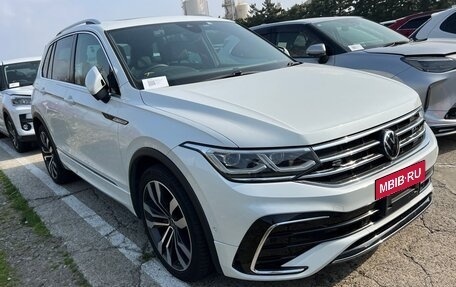 Volkswagen Tiguan II, 2022 год, 2 400 000 рублей, 2 фотография