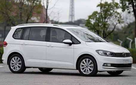 Volkswagen Touran III, 2022 год, 1 875 000 рублей, 3 фотография