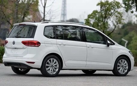 Volkswagen Touran III, 2022 год, 1 875 000 рублей, 5 фотография