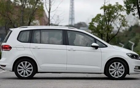 Volkswagen Touran III, 2022 год, 1 875 000 рублей, 4 фотография