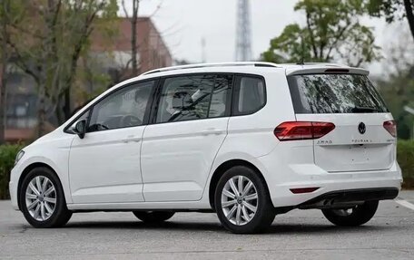 Volkswagen Touran III, 2022 год, 1 875 000 рублей, 7 фотография