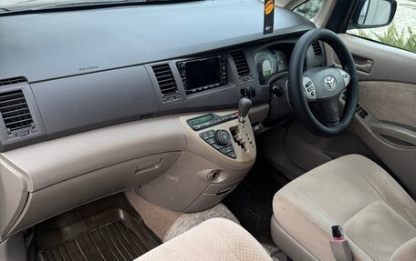 Toyota ISis I, 2005 год, 685 000 рублей, 15 фотография