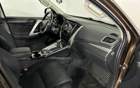 Mitsubishi Pajero Sport III рестайлинг, 2018 год, 2 900 000 рублей, 14 фотография