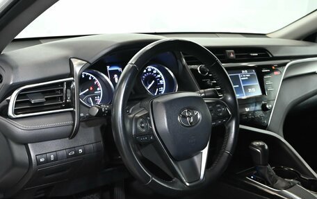 Toyota Camry, 2018 год, 2 100 000 рублей, 13 фотография