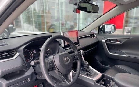 Toyota RAV4, 2021 год, 3 630 000 рублей, 10 фотография