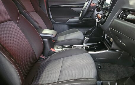 Mitsubishi Outlander III рестайлинг 3, 2019 год, 2 380 000 рублей, 10 фотография