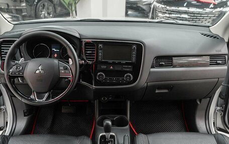 Mitsubishi Outlander III рестайлинг 3, 2015 год, 1 490 000 рублей, 10 фотография