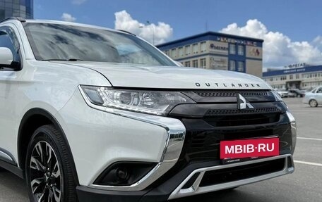 Mitsubishi Outlander III рестайлинг 3, 2022 год, 1 980 000 рублей, 2 фотография