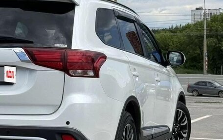 Mitsubishi Outlander III рестайлинг 3, 2022 год, 1 980 000 рублей, 13 фотография