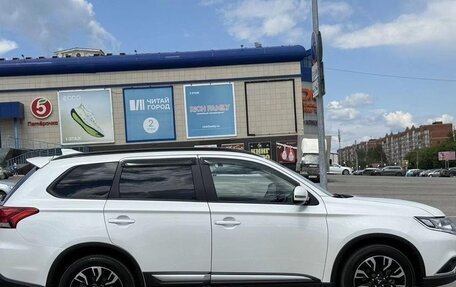 Mitsubishi Outlander III рестайлинг 3, 2022 год, 1 980 000 рублей, 9 фотография