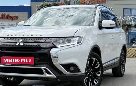 Mitsubishi Outlander III рестайлинг 3, 2022 год, 1 980 000 рублей, 6 фотография